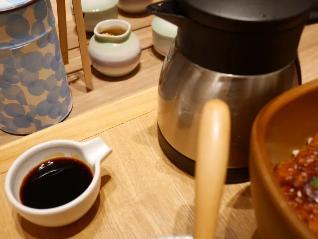 だし汁やしょうゆダレ（こめらく お茶漬けと、いろどり唐揚げ。）