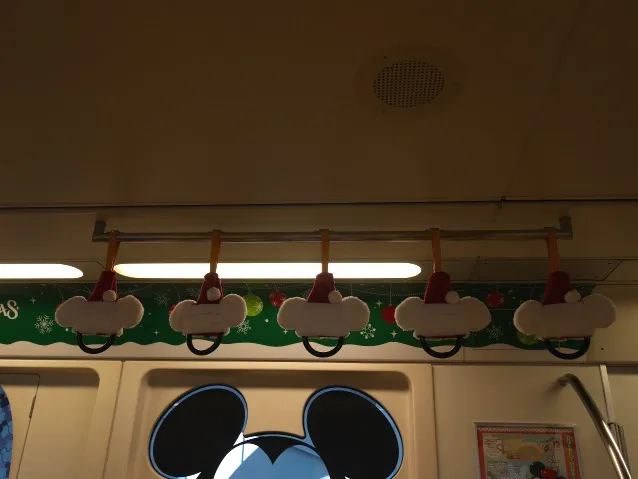 吊り革のサンタ帽（ディズニーリゾートライン）