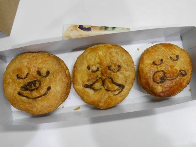 ビーフシチュー、サーモンとチーズのクリームシチュー、ダークチェリー＆アマンド（Pie face）