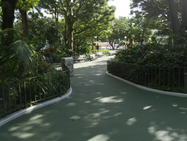 クリスタルパレス・レストランの横の通路