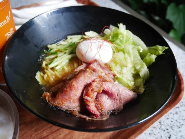 ローストビーフとエッグの冷やし麺(チャイナボイジャー)