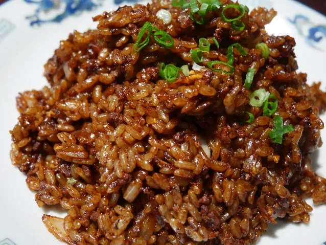 豚ひき肉と玉ねぎの黒炒飯 アップ（青龍門）