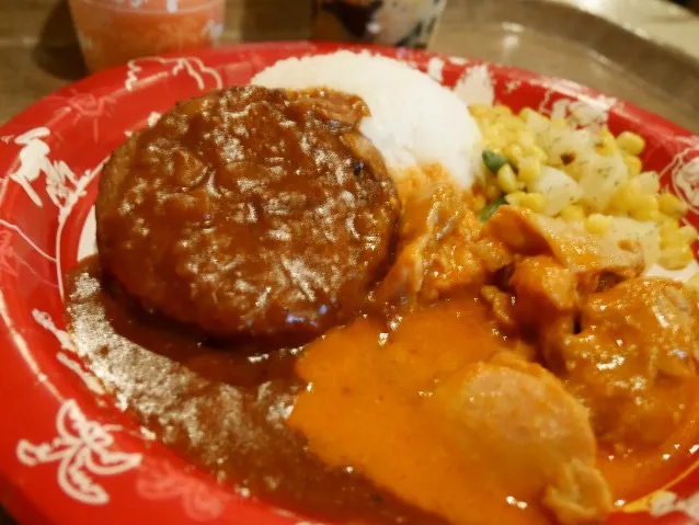 ハンバーグ（BBQデミグラスソース）とチキンのトマトクリーム煮 アップ（ユカタン・ベースキャンプ・グリル）
