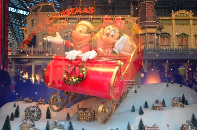 ワールドバザール ショーウィンドウ ソリに乗るミッキーとミニー（ディズニー・クリスマス 2019）