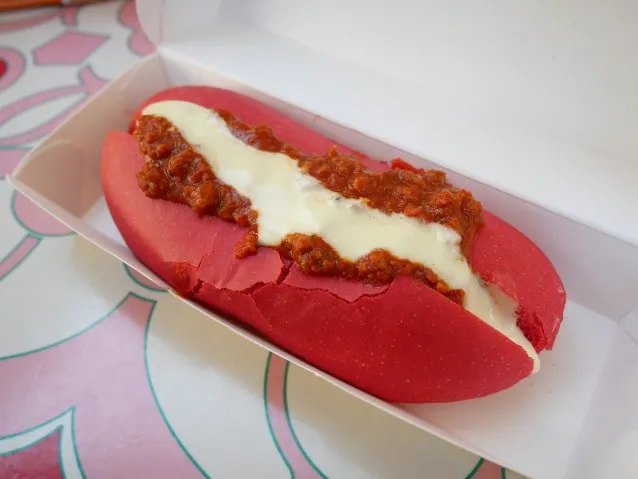 チーズとミートソースのホットドッグ（リフレッシュメントコーナー）