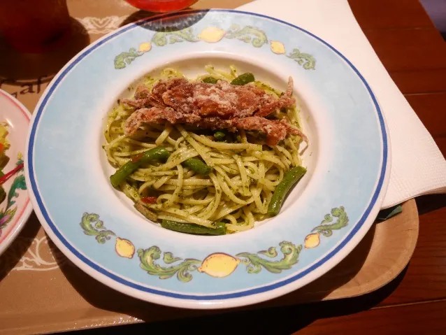 リングイネ、ソフトシェルクラブのジェノベーゼ（カフェ・ポルトフィーノ）