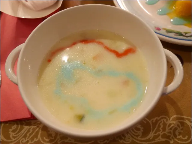 ベジタブルとシーフードのクリームスープ(カフェ・ポルトフィーノ)