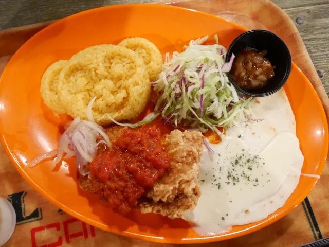 スパイシートマトソースかけフライドチキン、エンチラーダ、ターメリックライス、スパイシーサルサ(ミゲルズ・エルドラド・キャンティーナ)