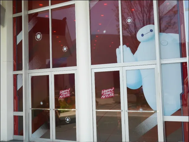 トゥモローランド・テラスのウィンドウのベイマックス（ハッピーフェア・ウィズ・ベイマックス）