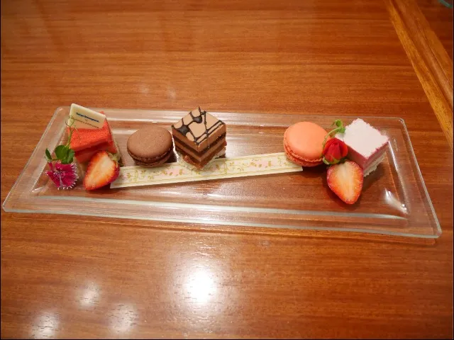 ストロベリー＆ピスタチオ、ショコラプラリネ、ローズ＆ルビーチョコレート（イーストサイド・カフェ）