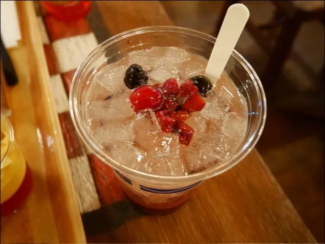 スパークリングカクテル（ワイン＆カシス） 上面（ラ・タベルヌ・ド・ガストン）