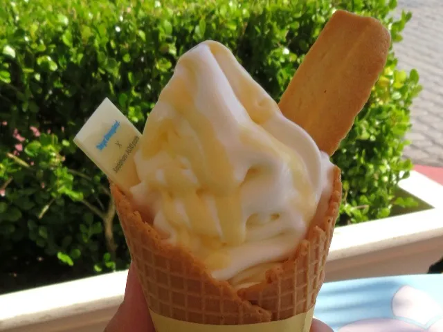 スペシャルソフトクリーム（チーズクリーム&レモン） アップ（アイスクリームコーン）