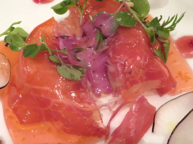 パルマ産プロシュートとポテトのサラダ、クルミ添え アップ（イーストサイド・カフェ）