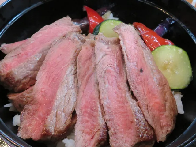 サーロインステーキ丼 アップ（レストラン櫻）
