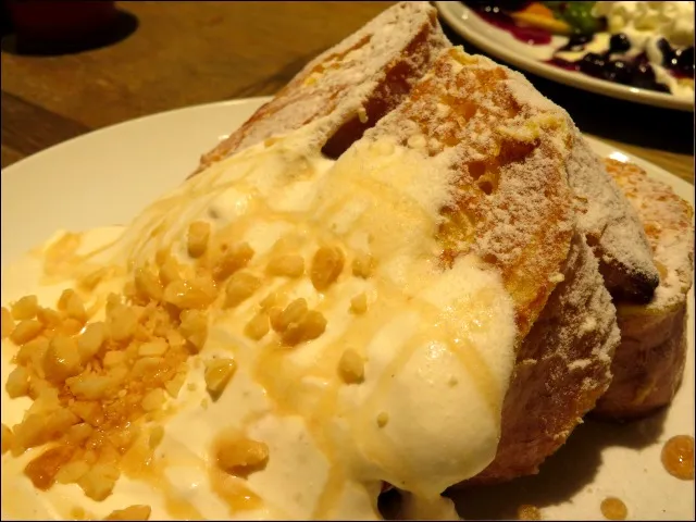 マカダミアナッツクリームフレンチトースト アップ（HONOLULU COFFEE）