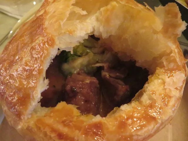 ビーフシチューとマッシュポテトのパイ包み（トリュフ風味） 中身（ザンビーニ･ブラザーズ･リストランテ）