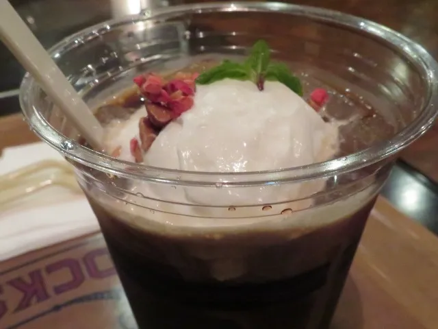 コーヒーカクテル（ウォッカ＆塩キャラメルシロップ、アーモンド） アップ（ドックサイドダイナー）