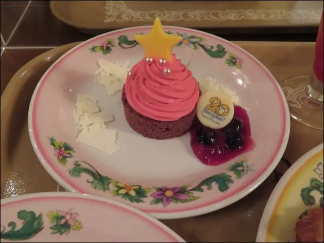 ラズベリークリーム&アーモンド・チョコケーキ(カフェ・ポルトフィーノ)