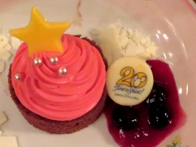 ラズベリークリーム＆アーモンド・チョコケーキ アップ（カフェ・ポルトフィーノ）