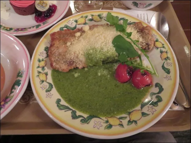 牛サーロインのカツレツ、5種のチーズとジェノヴェーゼソース（カフェ・ポルトフィーノ）