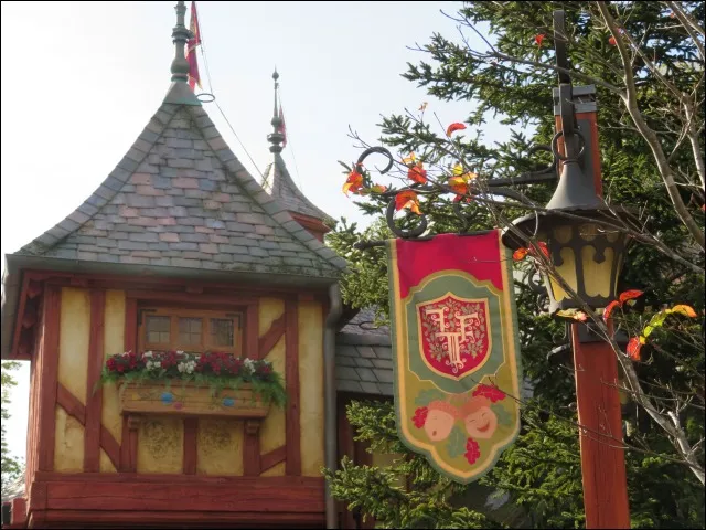 建物と旗(ファンタジーランド・フォレストシアター)