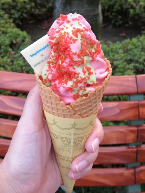 スペシャルソフトクリーム（ストロベリーホワイトチョコ＆ピスタチオソース）（アイスクリームコーン）