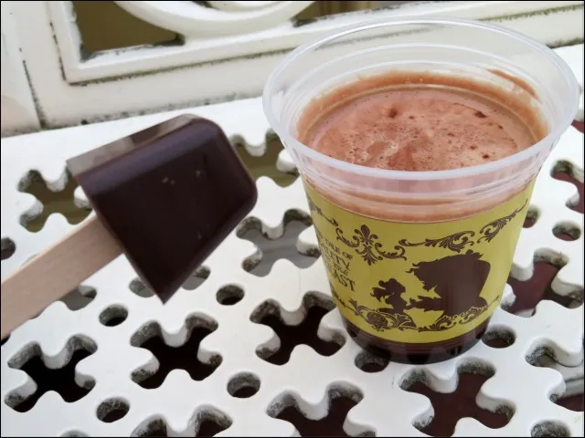 ホットチョコレートドリンク (ヘーゼルナッツフレーバー)(アイスクリームコーン)