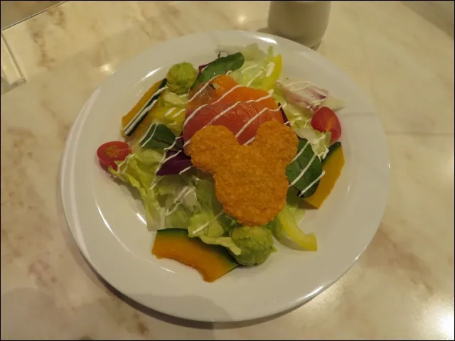 スモークサーモントラウトとアボカドのサラダ(センターストリート・コーヒーハウス)