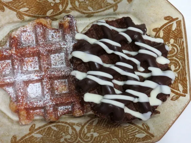 シュトーレンワッフルとショコラマーブルワッフル（マネケン）