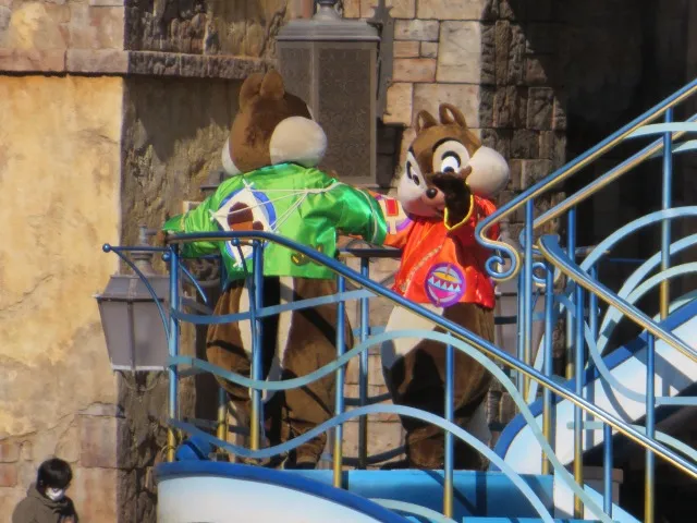 デールとチップ（ミッキー&フレンズのハーバーグリーティング“ハッピーニューイヤー！”）