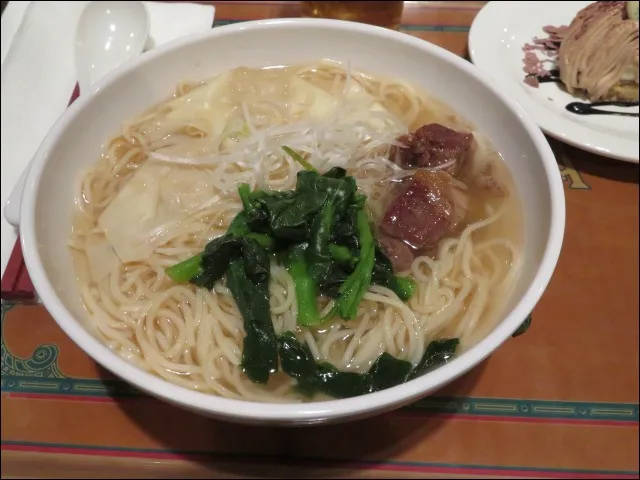 ワンタン麺(牛バラ煮入り)(ヴォルケイニア・レストラン)