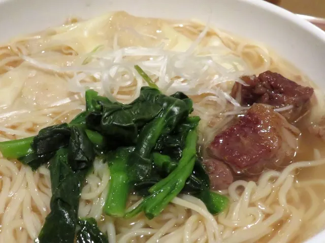 ワンタン麺（牛バラ煮入り） アップ（ヴォルケイニア・レストラン）
