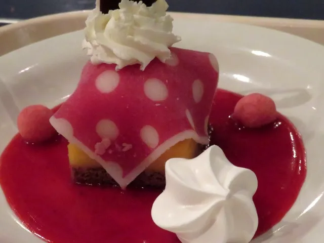 レモンケーキ＆メレンゲ、パヴロヴァ風 アップ（ホライズンベイ・レストラン）