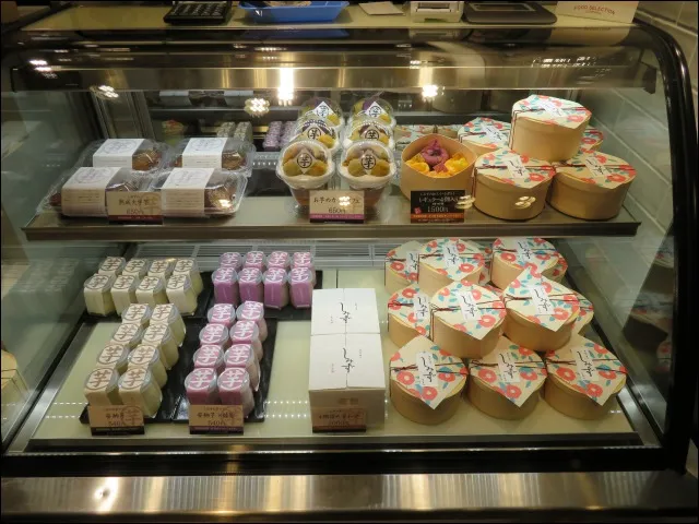 商品棚（高級芋菓子しみず）