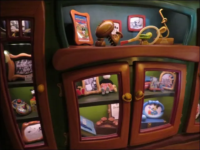 写真立てやトロフィー（ミッキーの家とミート・ミッキー）