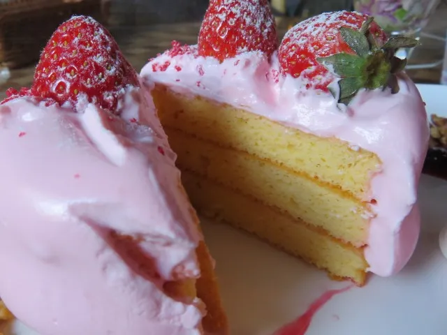 スペシャルパンケーキセット パンケーキ ストロベリーミルククリーム 断面（ポリネシアンテラス・レストラン）