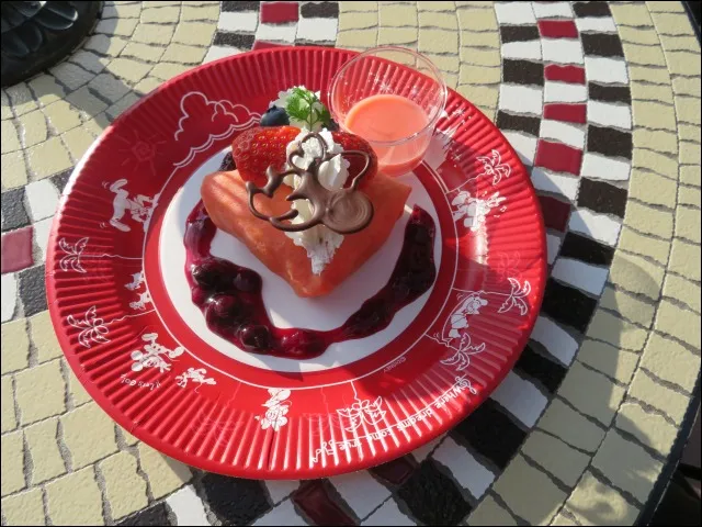 スペシャルクレープ(イチゴのミルフィーユ、ピンクホワイトチョコソース添え)(カフェ・オーリンズ)