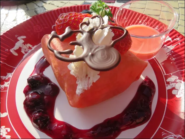 スペシャルクレープ(イチゴのミルフィーユ、ピンクホワイトチョコソース添え)(カフェ・オーリンズ)