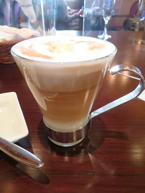 ヘーゼルナッツのカプチーノ風ホットカクテル(リストランテ・ディ・カナレット)