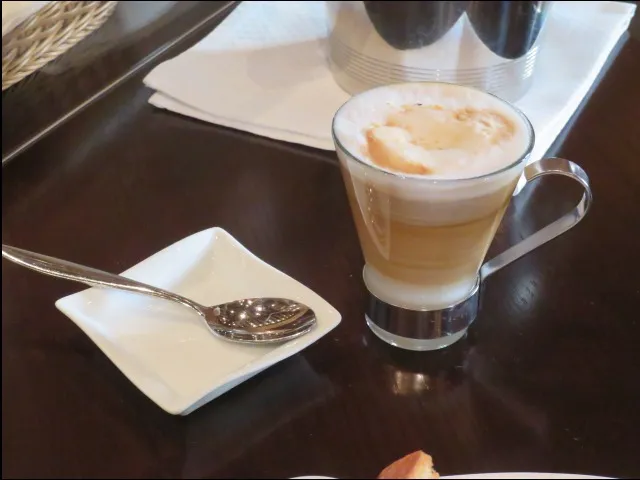 ヘーゼルナッツのカプチーノ風ホットカクテル（リストランテ・ディ・カナレット）