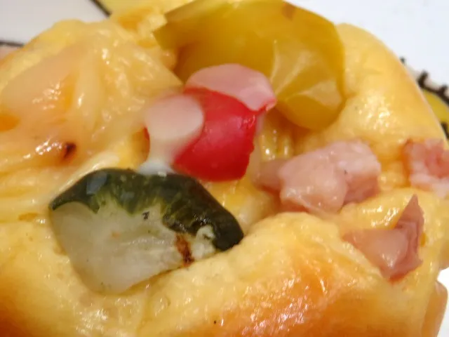 たまご生地のベーコンとグリル野菜 アップ（幸せの黄色いたまご食パン）