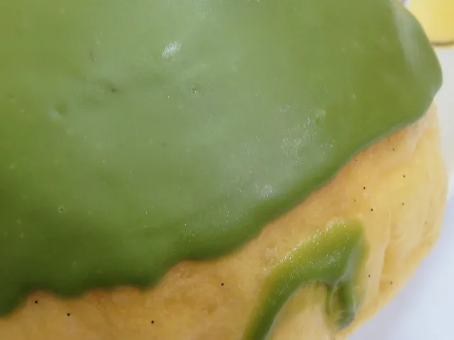 ほぼたまご ピスタチオクリームパン アップ（幸せの黄色いたまご食パン）