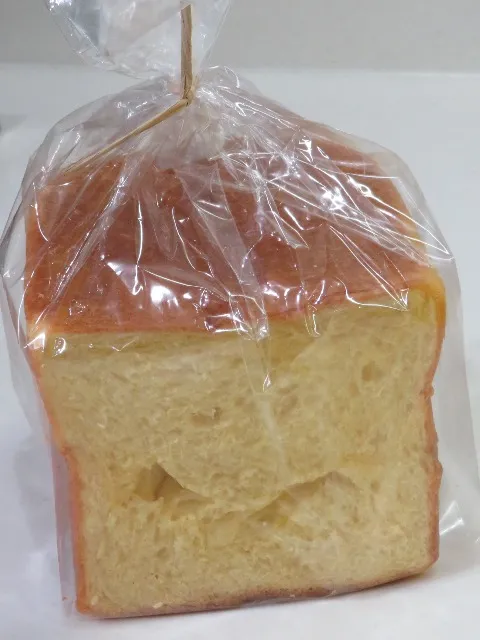 朝から幸せな気分になれる黄色いたまご食パン 袋詰め正面(幸せの黄色いたまご食パン)