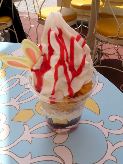 ダブルベリーサンデー（アイスクリームコーン）
