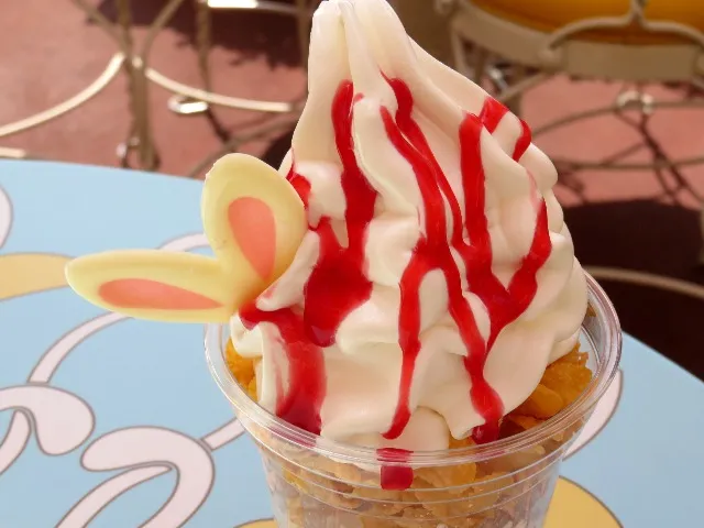 ダブルベリーサンデー 上部（アイスクリームコーン）