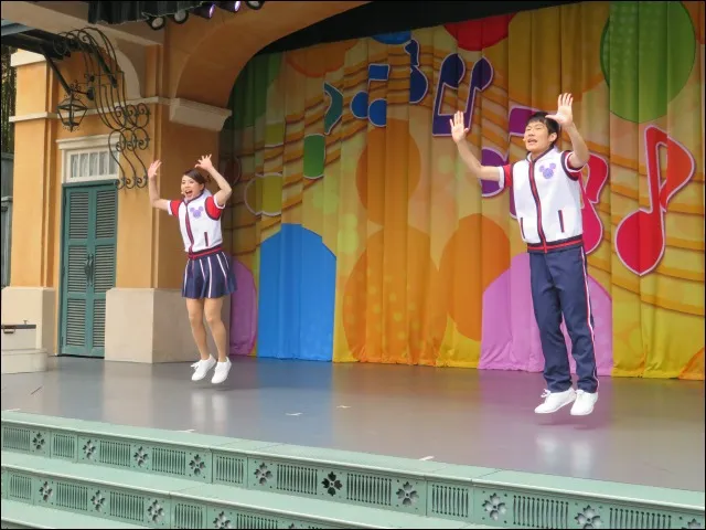 お兄さんとお姉さん（ジャンボリミッキー！レッツ・ダンス！）