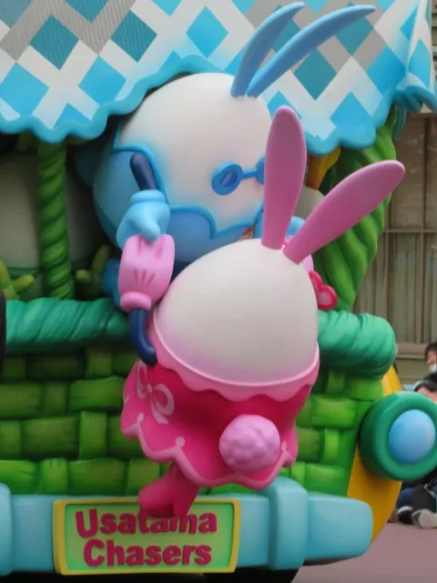 かごに乗り込むうさたま（うさたま大脱走！）