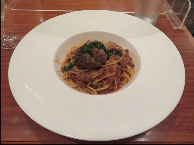 スパゲッティーニ・ボロネーゼ、ビーフポルペッティ添え(イーストサイド・カフェ)