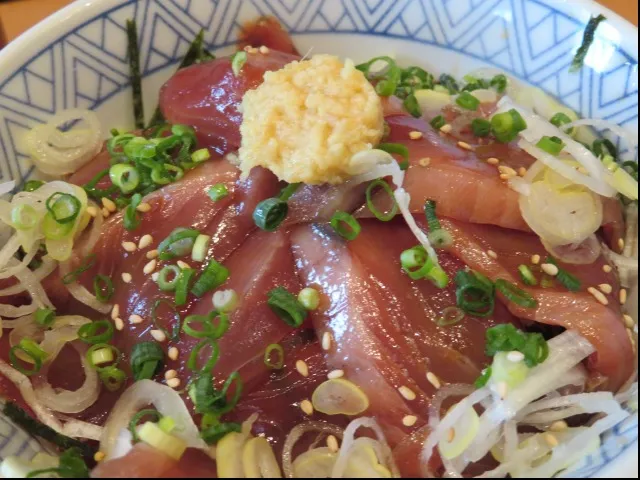 とろかつおづけ丼 アップ（築地玉寿司）
