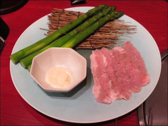アスパラとトントロ(焼肉トラジ)
